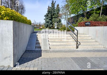 Treppen mit Pfad für Behinderte im Park Stockfoto