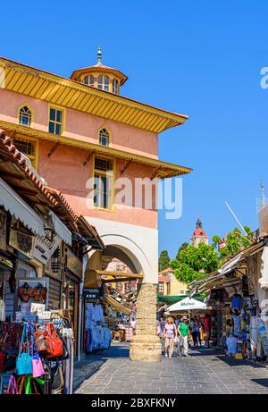 Geschäfte unter Aga Camii entlang des touristischen Souvenir-Streifens der Straße Socratous in Rhodos-Stadt, Griechenland Stockfoto