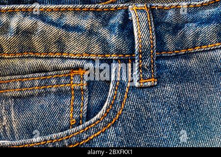 Blau gebleichte Jeans Watch Pocket Design Details ohne Nieten und Nähte Close Up View Stockfoto