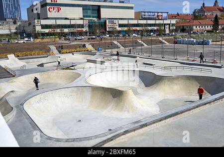 Beton Skatepark mit einigen Leuten genießen es Stockfoto