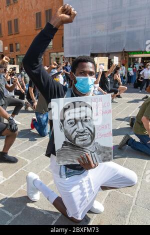 Ferrara, 6. Juni 2020. Flash Mob für George Floyd, einen schwarzen Mann, der von der Polizei in Minneapolis (USA) in Ferrara, Italien, getötet wurde. Kredit: Filippo Rubin / Alamy Live News Stockfoto