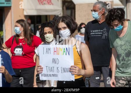 Ferrara, 6. Juni 2020. Flash Mob für George Floyd, einen schwarzen Mann, der von der Polizei in Minneapolis (USA) in Ferrara, Italien, getötet wurde. Kredit: Filippo Rubin / Alamy Live News Stockfoto