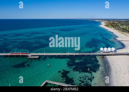 Luftaufnahme des Zuges am Busselton Pier, der längsten Holzkonstruktion der Welt; Busselton liegt 220 km südwestlich von Perth in Westaustralien Stockfoto