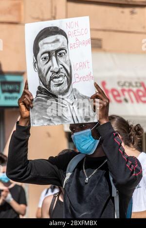 Ferrara, 6. Juni 2020. Flash Mob für George Floyd, einen schwarzen Mann, der von der Polizei in Minneapolis (USA) in Ferrara, Italien, getötet wurde. Kredit: Filippo Rubin / Alamy Live News Stockfoto