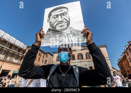 Ferrara, 6. Juni 2020. Flash Mob für George Floyd, einen schwarzen Mann, der von der Polizei in Minneapolis (USA) in Ferrara, Italien, getötet wurde. Kredit: Filippo Rubin / Alamy Live News Stockfoto