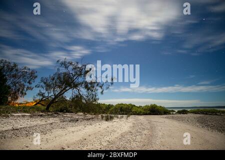 Kiesstrand bei Ebbe im Mondlicht, Great Sandy National Park, Queensland, Australien Stockfoto