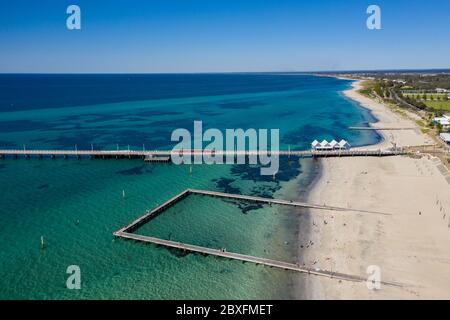 Luftaufnahme des Zuges am Busselton Pier, der längsten Holzkonstruktion der Welt; Busselton liegt 220 km südwestlich von Perth in Westaustralien Stockfoto