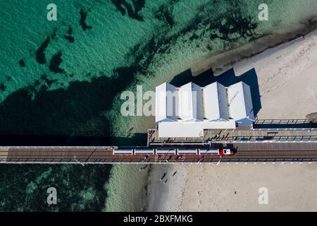 Luftaufnahme des Zuges am Busselton Pier, der längsten Holzkonstruktion der Welt; Busselton liegt 220 km südwestlich von Perth in Westaustralien Stockfoto