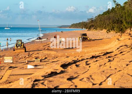 Maschinen, die Strandrestaurierung und Erosionskontrolle durchführen. Scarness Beach Hervey Bay Stockfoto