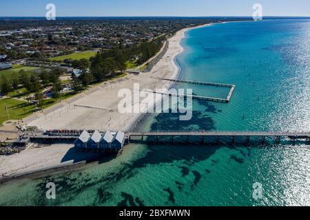 Luftaufnahme des Busselton Pier, der längsten Holzstruktur der Welt; Busselton liegt 220 km südwestlich von Perth in Western Australia Stockfoto