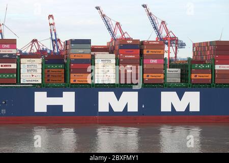 Hamburg, Deutschland. Juni 2020. Das weltweit größte Containerschiff "HMM Algeciras" betritt auf seiner Jungfernfahrt den Hamburger Hafen. Kredit: Bodo Marks/dpa/Alamy Live News Stockfoto