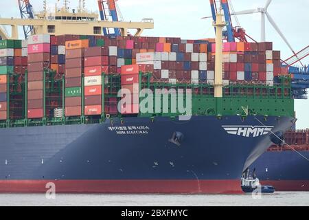 Hamburg, Deutschland. Juni 2020. Das weltweit größte Containerschiff "HMM Algeciras" betritt auf seiner Jungfernfahrt den Hamburger Hafen. Kredit: Bodo Marks/dpa/Alamy Live News Stockfoto