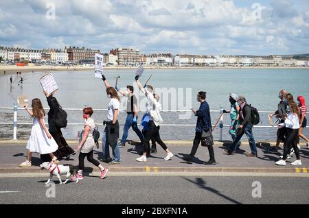 Weymouth, Dorset, Großbritannien. Juni 2020. Black Lives Matter Protestdemonstration an der Promenade, Weymouth Credit: Dorset Media Service/Alamy Live News Stockfoto