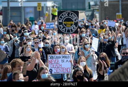 Weymouth, Dorset, Großbritannien. Juni 2020. Black Lives Matter Protestdemonstration an der Promenade, Weymouth Credit: Dorset Media Service/Alamy Live News Stockfoto