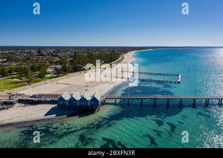 Luftaufnahme des Busselton Pier, der längsten Holzstruktur der Welt; Busselton liegt 220 km südwestlich von Perth in Western Australia Stockfoto