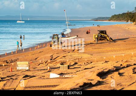 Maschinen, die Strandrestaurierung und Erosionskontrolle durchführen. Scarness Beach Hervey Bay Stockfoto