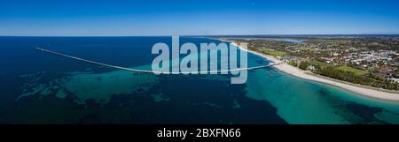 Panoramablick auf Busselton Pier, die weltweit längste Holzstruktur; Busselton liegt 220 km südwestlich von Perth in Western Australia Stockfoto