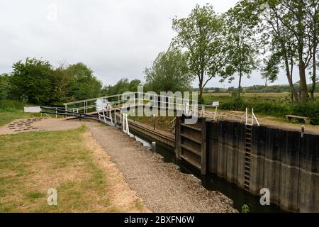 Flusssperre und Brücke am Avon-Kanal Stockfoto