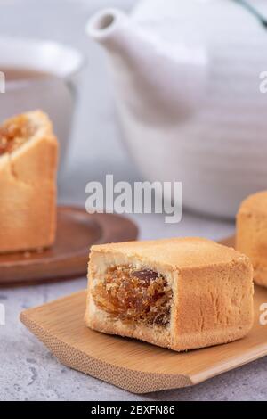 Ananaskuchen Gebäck - Taiwanese berühmten süßen köstlichen Dessert-Essen mit Tee, Nahaufnahme, Kopie Raum Design. Stockfoto