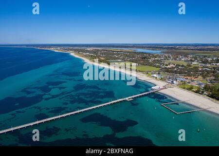 Luftaufnahme des Busselton Pier, der längsten Holzstruktur der Welt; Busselton liegt 220 km südwestlich von Perth in Western Australia Stockfoto