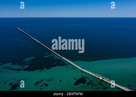 Luftaufnahme des Busselton Pier, der längsten Holzstruktur der Welt; Busselton liegt 220 km südwestlich von Perth in Western Australia Stockfoto