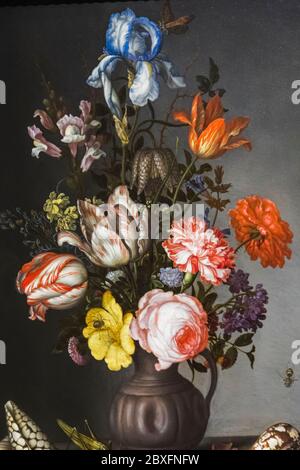 Blumenstille-Lebensmalerei mit dem Titel 'Blumen in einer Vase mit Muscheln und Insekten' von Balthasar van der Ast aus dem Jahr 1630 Stockfoto