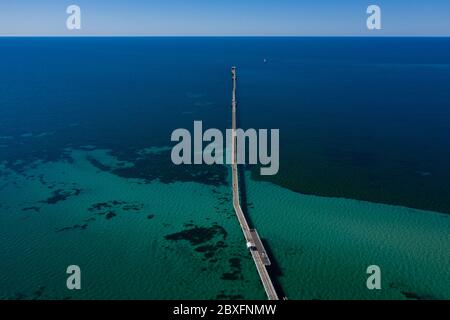 Luftaufnahme des Busselton Pier, der längsten Holzstruktur der Welt; Busselton liegt 220 km südwestlich von Perth in Western Australia Stockfoto