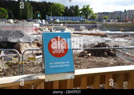 Linkoping, Schweden 20200604 Bau einer neuen Hallenschwimmhalle in Linköping. Das Gebäude ist Teil von Folkungavallen, wo es früher Fußball und Leichtathletik gespielt wurde. QR-Code aus dem englischen Quick Response-System ist ein patentierter und namensgeschützter Standard für Rastercodes; zweidimensionale Codes für das optische Lesen. Foto Jeppe Gustafsson Stockfoto