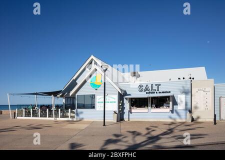 Busselton Western Australia 8. November 2019 : Salt Cafe auf Busselton Foreshore neben dem weltberühmten Pier Stockfoto