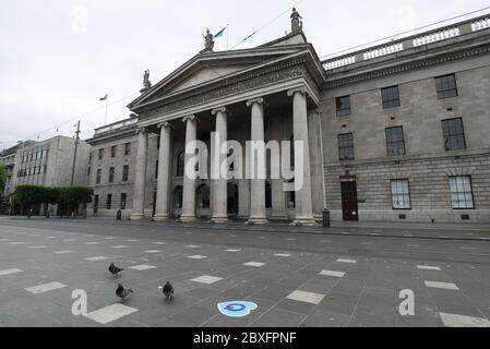 Vor dem GPO in der O'Connell Street in Dublin werden vor seiner Wiedereröffnung als Phase zwei des irischen Coronavirus-Wiederherstellungs-Fahrplans am Montag wie geplant weitere Maßnahmen für spätere Phasen eingeleitet. Stockfoto