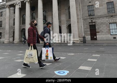 Vor dem GPO in der O'Connell Street in Dublin werden vor seiner Wiedereröffnung als Phase zwei des irischen Coronavirus-Wiederherstellungs-Fahrplans am Montag wie geplant weitere Maßnahmen für spätere Phasen eingeleitet. Stockfoto