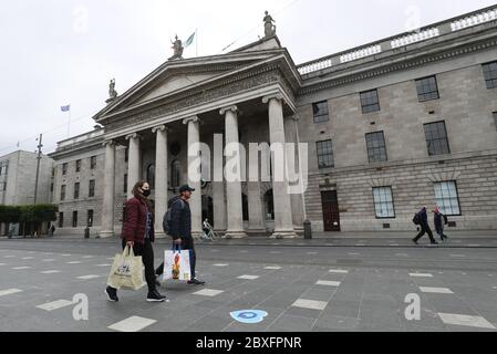 Vor dem GPO in der O'Connell Street in Dublin werden vor seiner Wiedereröffnung als Phase zwei des irischen Coronavirus-Wiederherstellungs-Fahrplans am Montag wie geplant weitere Maßnahmen für spätere Phasen eingeleitet. Stockfoto