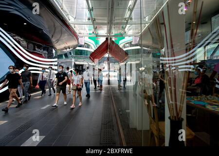 Kuala Lumpur, Malaysia. Juni 2020. Menschen mit Gesichtsmasken gehen am 7. Juni 2020 auf einer Straße in Kuala Lumpur, Malaysia. Malaysia lockert die restriktiven Maßnahmen weiter, um fast alle sozialen, Bildungs- und kommerziellen Aktivitäten wieder aufzunehmen, da die jüngste Zahl nahelegt, dass der Ausbruch der COVID-19 im Land unter Kontrolle sei, sagte Premierminister Muhyiddin Yassin am Sonntag. Kredit: Chong Voon Chung/Xinhua/Alamy Live News Stockfoto