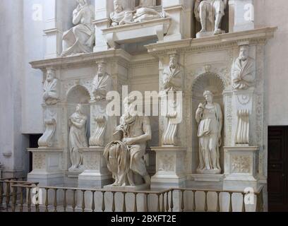 Teil des Grabes von Papst Julius II. Von Michelangelo in der Basilika San Pietro in Vincoli, Rom, Latium, Italien Stockfoto