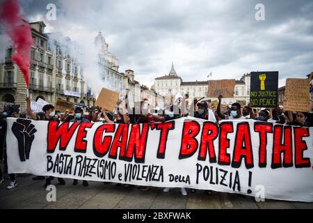 TURIN, ITALIEN - 06. Juni 2020: Während einer Demonstration, die für Gerechtigkeit für George Floyd aufruft, der am 25. Mai starb, nachdem er von der Polizei in Minneapolis, USA, zurückgehalten wurde. Die Menschen haben in Turin friedlich protestiert, um Solidarität mit der Anti-Rassismus-Bewegung Black Lives Matter in den USA und anderswo zu zeigen. (Foto von Nicolò Campo/Sipa USA) Stockfoto