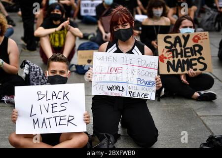 TURIN, ITALIEN - 06. Juni 2020: Protestierende halten Plakate mit der Aufschrift "Schwarze Leben sind wichtig" ab: "Wenn die Macht der Liebe die Liebe zur Macht überwindet, wird die Welt Frieden kennen. Jimi Hendrix und 'Say ihre Namen' während einer Demonstration, die Gerechtigkeit für George Floyd, der im Mai 25 starb, nachdem er von der Polizei in Minneapolis, USA, zurückgehalten wurde. Die Menschen haben in Turin friedlich protestiert, um Solidarität mit der Anti-Rassismus-Bewegung Black Lives Matter in den USA und anderswo zu zeigen. (Foto von Nicolò Campo/Sipa USA) Stockfoto