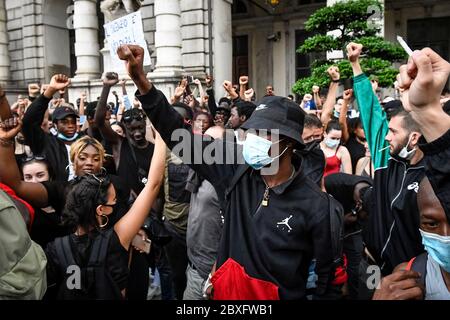 TURIN, ITALIEN - 06. Juni 2020: Demonstranten heben ihre Fäuste während einer Demonstration, die Gerechtigkeit für George Floyd fordert, der am 25. Mai starb, nachdem er von der Polizei in Minneapolis, USA, festgehalten wurde. Die Menschen haben in Turin friedlich protestiert, um Solidarität mit der Anti-Rassismus-Bewegung Black Lives Matter in den USA und anderswo zu zeigen. (Foto von Nicolò Campo/Sipa USA) Stockfoto