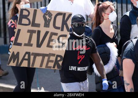 Weymouth, Großbritannien. Juni 2020. Die Einwohner von Weymouth nehmen an einem Protest entlang der Weymouth Esplanade zur Unterstützung der Black Lives Matter Bewegung Teil. Proteste fanden im ganzen Land statt, ausgelöst durch ähnliche Proteste in den USA, nach dem Tod unter Polizeigewahrsam von George Floyd in Minneapolis. Kredit: Liam Asman/Alamy Live News Stockfoto