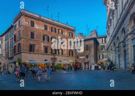 Touristen zu Fuß in der Nähe von Campo di Fiori in Rom Stockfoto