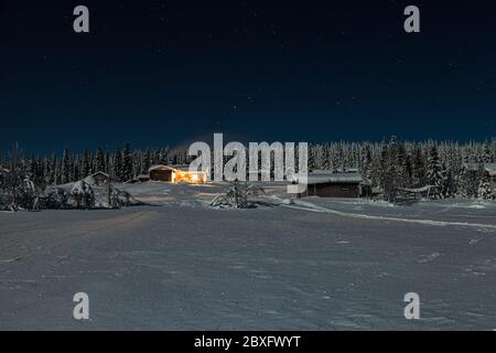 Traditionelle schwedische Blockhütten am Fluss Munio und Kiruna Stockfoto