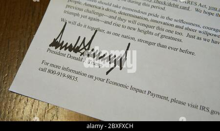 Unterschrift am unteren Ende des Briefes von Präsident Donald J. Trump, der den CARES Act und seine Stimulus-Zahlung erklärt. Stockfoto