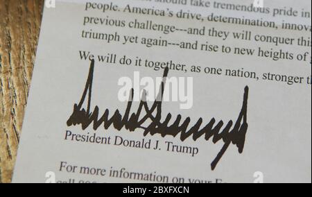 Unterschrift am unteren Ende des Briefes von Präsident Donald J. Trump, der den CARES Act und seine Stimulus-Zahlung erklärt. Stockfoto