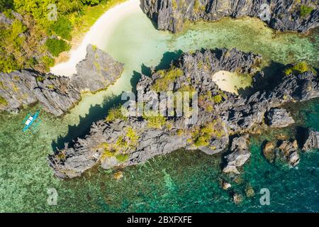 Nationalpark El Nido Palawan. Versteckte Lagune umgeben von Kalkstein Felsen. Weißer Strand auf touristischen Routen in den Philippinen. Felsige Formationen auf einem Stockfoto