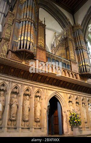 Orgelpfeifen und Steinstatuen im Inneren der Kathedrale von Rochester Kent England Großbritannien Stockfoto