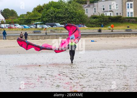 6. Juni 2020 EIN junger Kitesurfer mit seiner Ausrüstung am Wasser am Ballyholme Beach in Bangor, Nordirland, bereitet sich auf eine Handlung vor Stockfoto