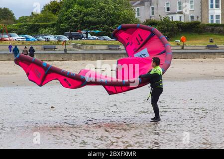 6. Juni 2020 EIN junger Kitesurfer mit seiner Ausrüstung am Wasser am Ballyholme Beach in Bangor, Nordirland, bereitet sich auf eine Handlung vor Stockfoto