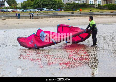 6. Juni 2020 EIN junger Kitesurfer mit seiner Ausrüstung am Wasser am Ballyholme Beach in Bangor, Nordirland, bereitet sich auf eine Handlung vor Stockfoto