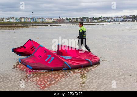 6. Juni 2020 EIN junger Kitesurfer mit seiner Ausrüstung am Wasser am Ballyholme Beach in Bangor, Nordirland, bereitet sich auf eine Handlung vor Stockfoto