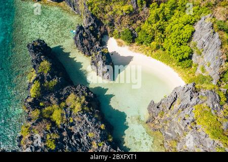 Nationalpark El Nido Palawan. Versteckte Lagune und Kalksteinfelsen. Weißer Strand auf touristischen Routen in den Philippinen. Felsige Formationen auf einem tropischen Stockfoto