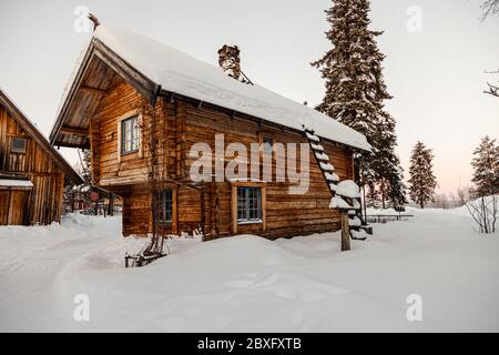 Traditionelle schwedische Blockhütten in der Nähe von Kiruna, Schweden, Skandinavien Stockfoto